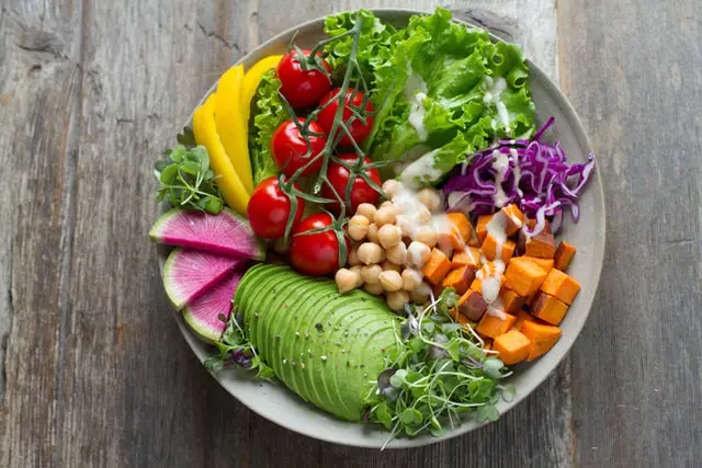 ¿Es saludable comer ensalada todos los días?